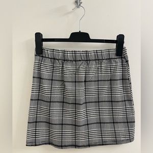 plaid skirt (half of thigh length)